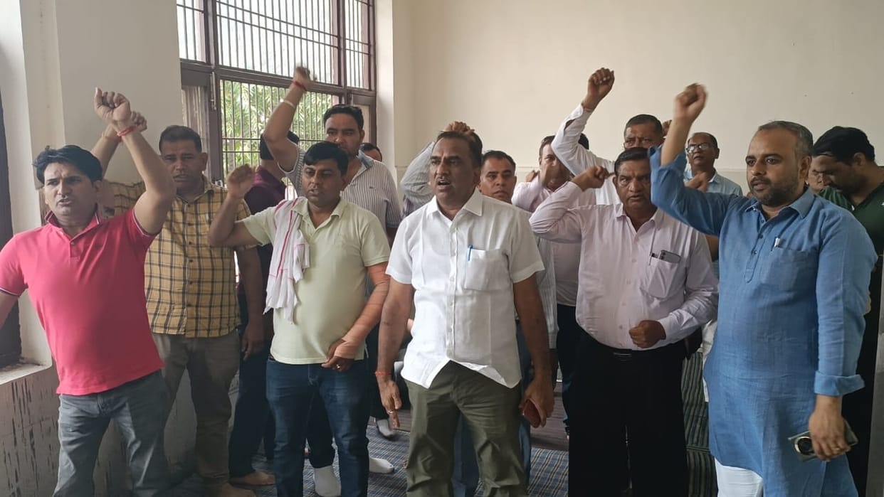 The strike of Patwari and Kanungo continued for the second day