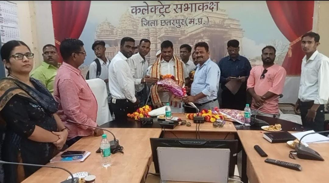 Chhatarpur: Chairman of National Safai Karamchari Commission held a meeting with the district administration