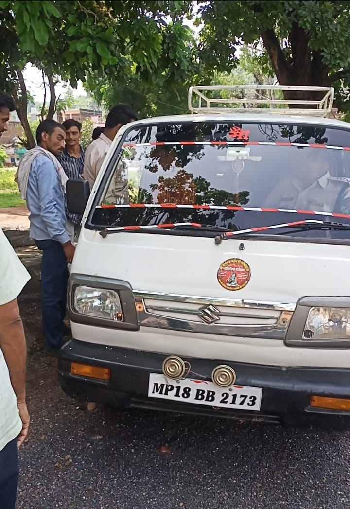Chhatarpur News: Robbers who came in a car tried to rob a moving truck