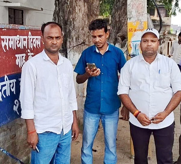 Looted bike, purse and mobile by putting chilli powder in eyes
