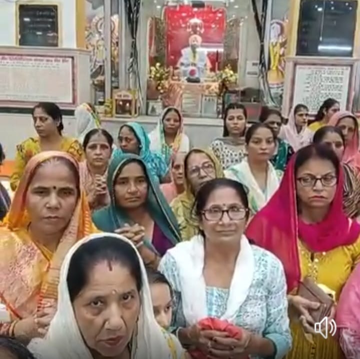 After the worship, the idol of Lord Shri Ganesh was installed
