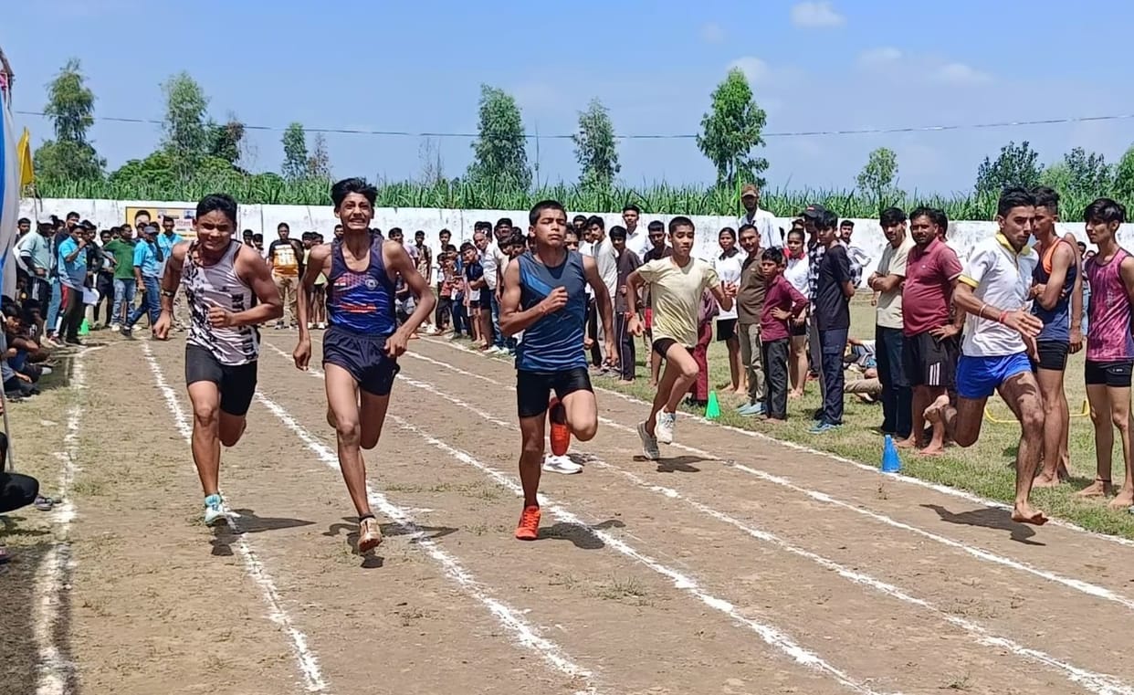 Devika and Aqib stood first in 600 meter race