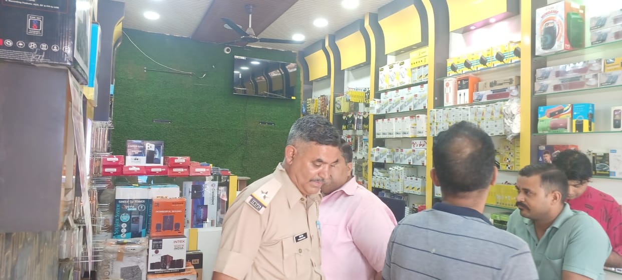 60 mobiles, LEDs, chargers, Rs 1.5 lakh cash stolen from shop