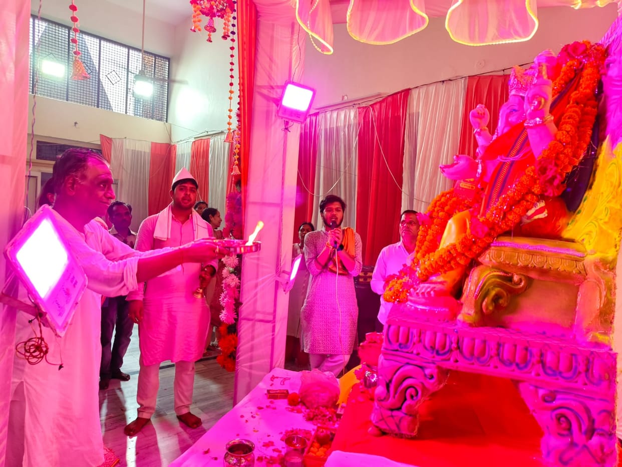 Enthusiasm among devotees... worship of Vighnaharta in every home