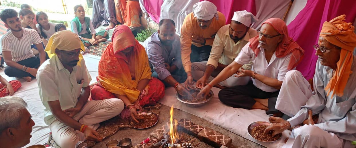Devotees welcomed him... Gajanan was seated in homes and pandals