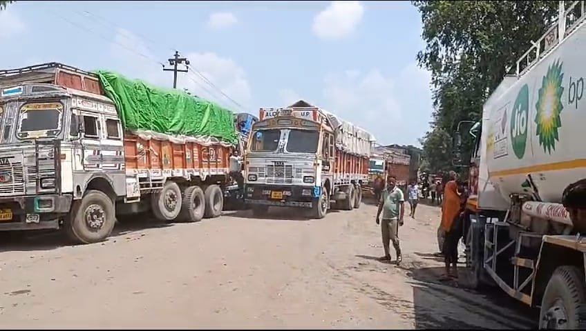 Jam again on Lucknow Highway in front of Railway Rack Point