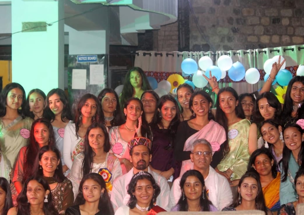 Smriti Thakur became Miss Fresher