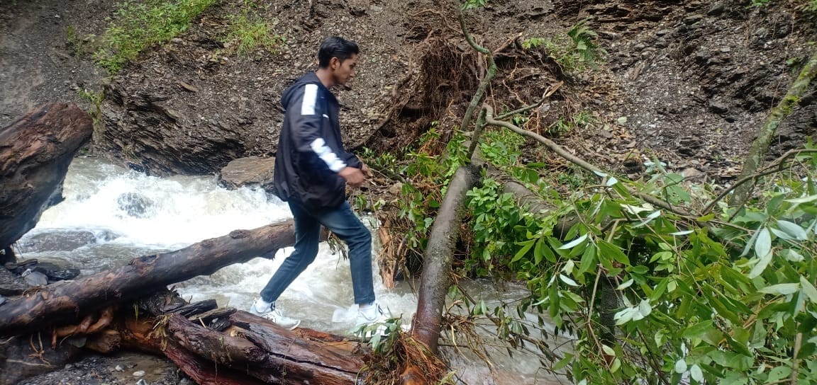 Broken branches of trees are becoming support to cross the drain in pithoragarh