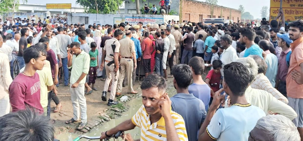 Villagers caught buffalo thieves, beat them up, scuffle with policeman, vandalized loader vehicle