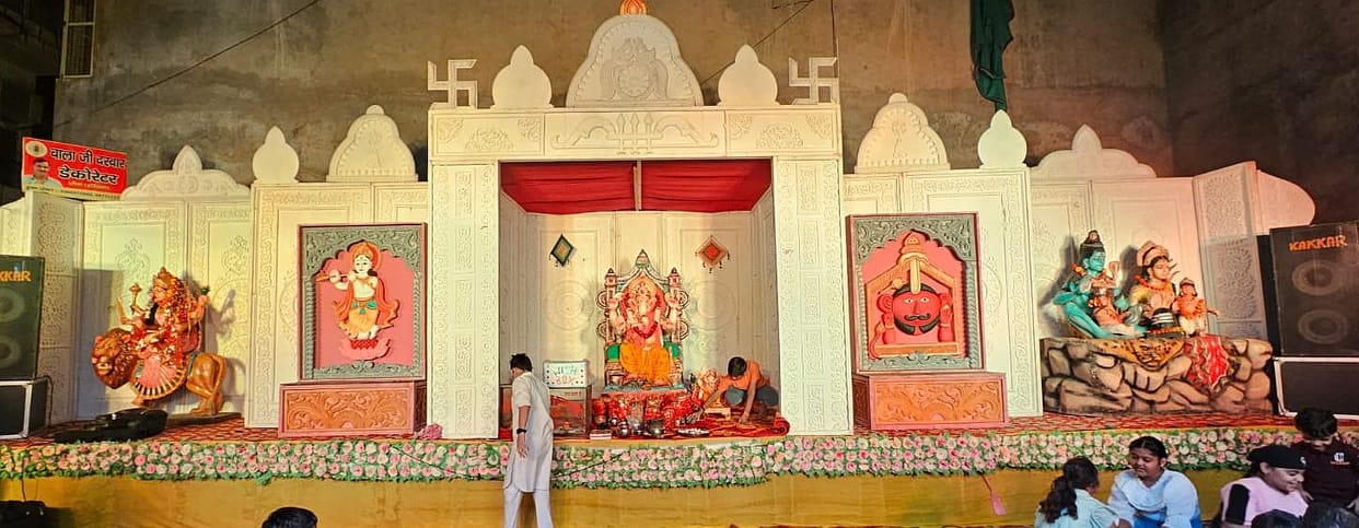 The audience danced all night listening to the praises of Gajanan