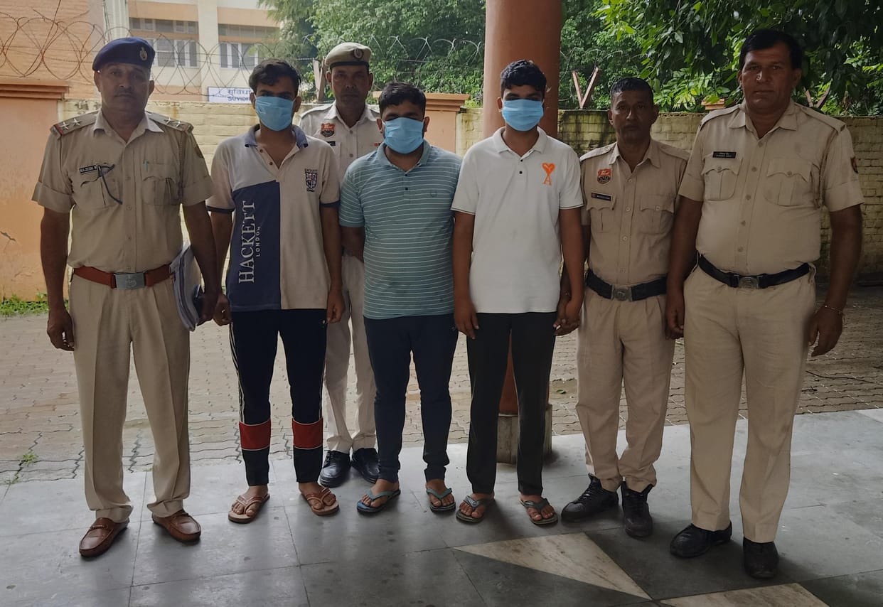 Three arrested for stealing cash and medicines from a shop