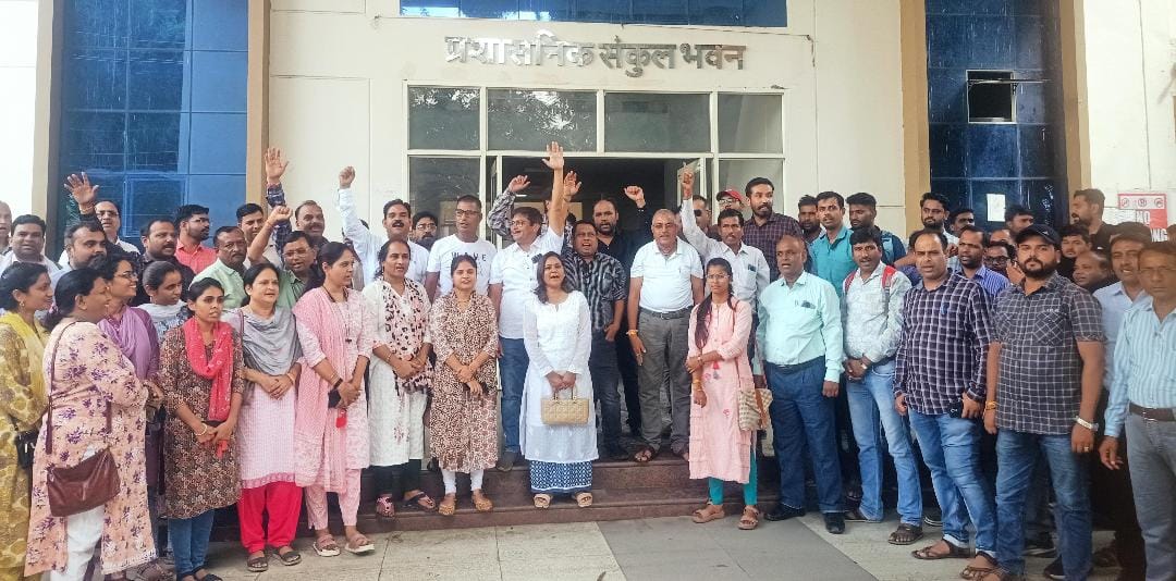On the path of agitation the district's Patwari will be on leave on this day in ujjain