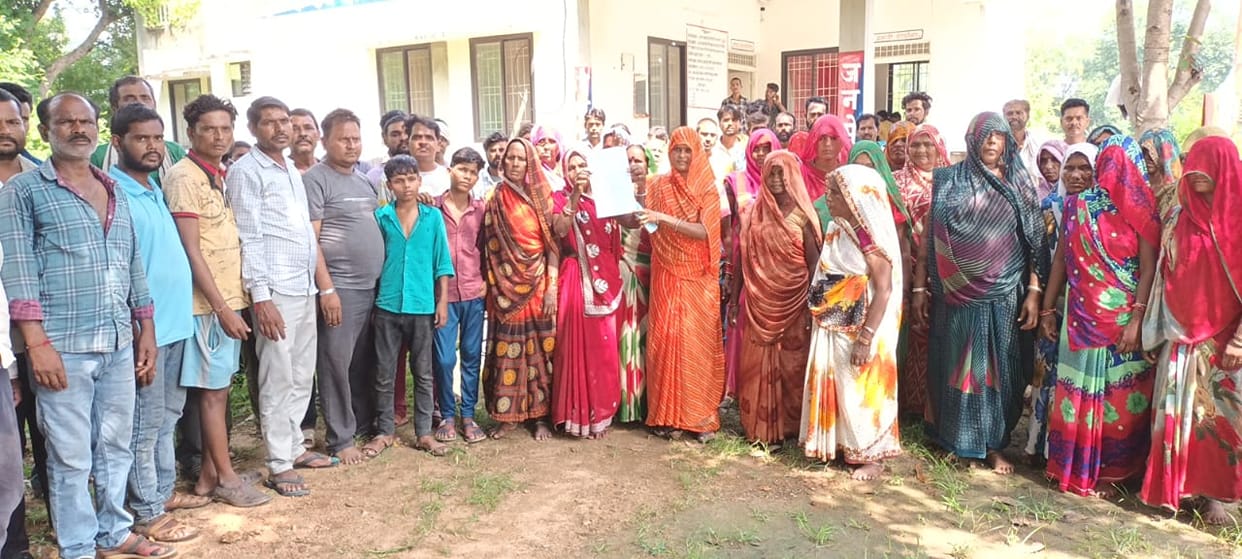 Women mobilized to remove the liquor shop in chahtarpur