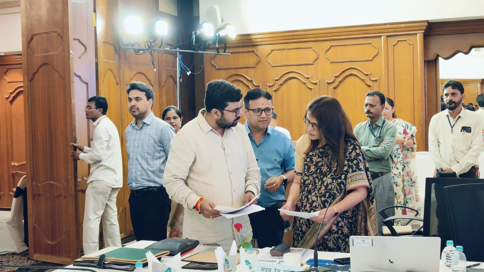 अधिकारी से चर्चा करते संसद