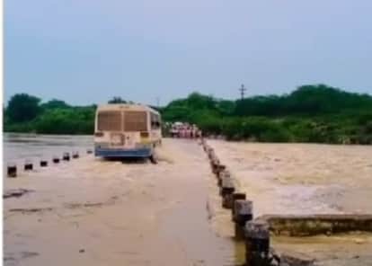 Bundi News: Driver took a bus full of passengers amidst strong flow of water, police reprimanded