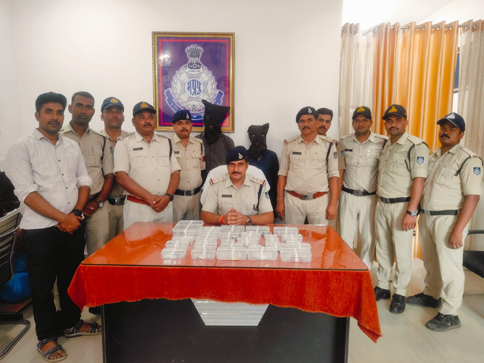 चोर पुलिस के घेरे में