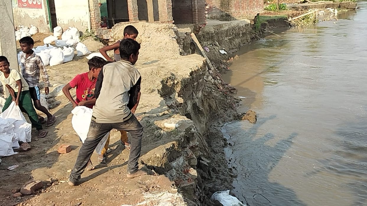 The villagers chased away the workers who failed to stop the felling.