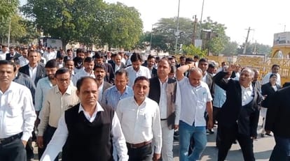 वकीलों का धरना