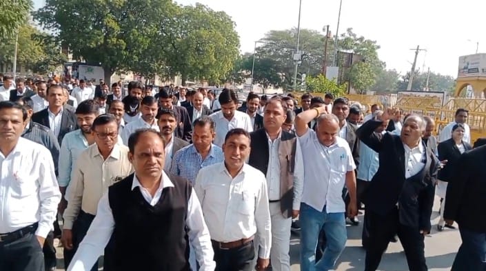 वकीलों का धरना