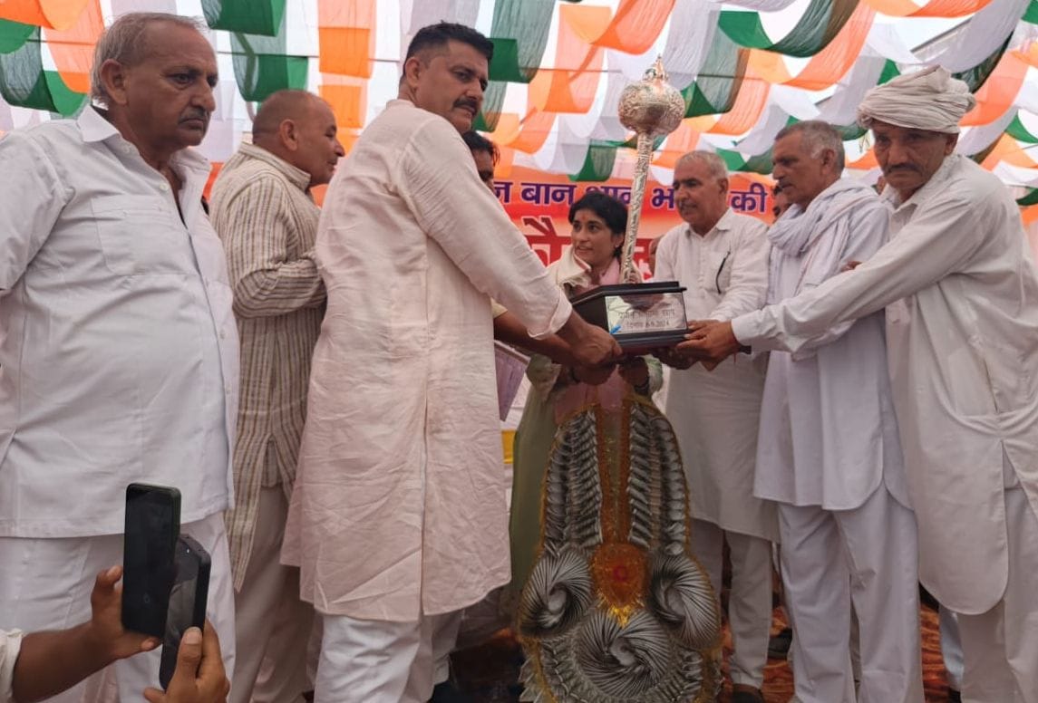 BJP people made us sit on the road: Vinesh