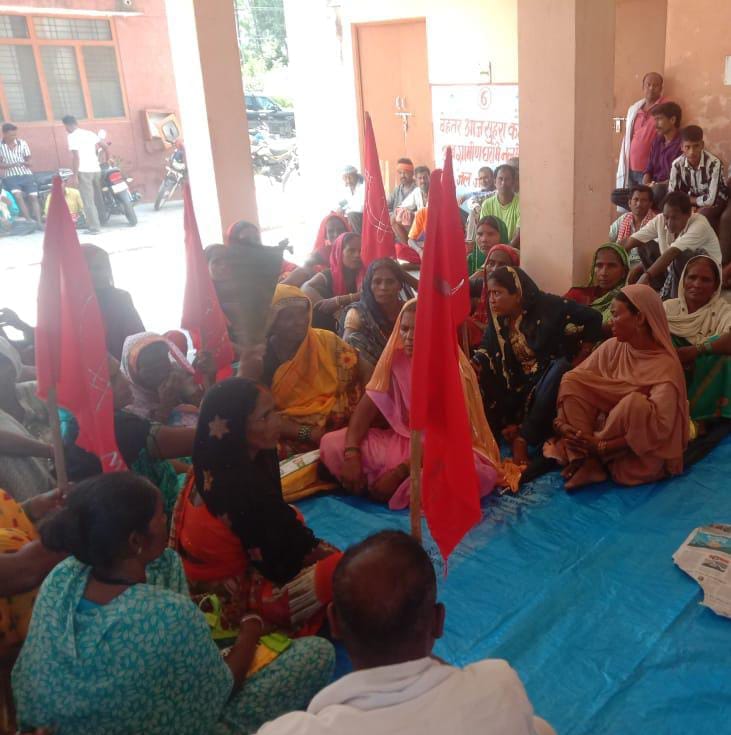 Abhakim staged a sit-in protest against the problems of flood victims