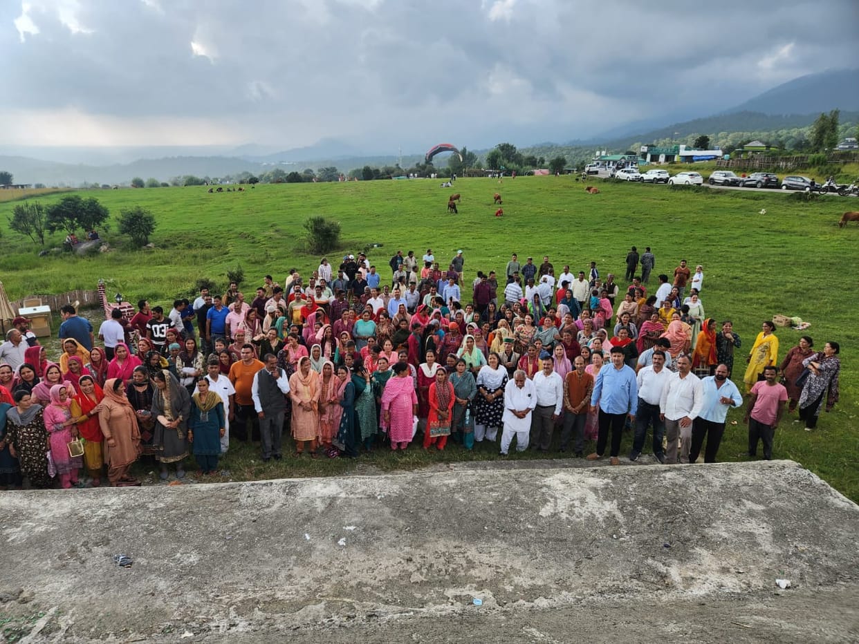 People of six panchayats held a mahapanchayat at the landing site, said - SADA is not acceptable at any cost.