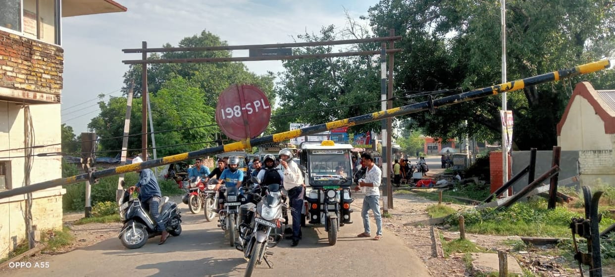 Flyover file stuck... Half the city is struggling with jam at railway crossing.