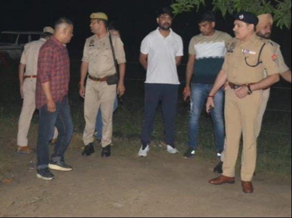 Even after being shot, Guddan continued to fight the two sharp shooters.