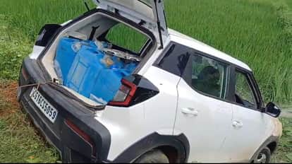 दुर्घटना के बाद खेत में मौजूद कार