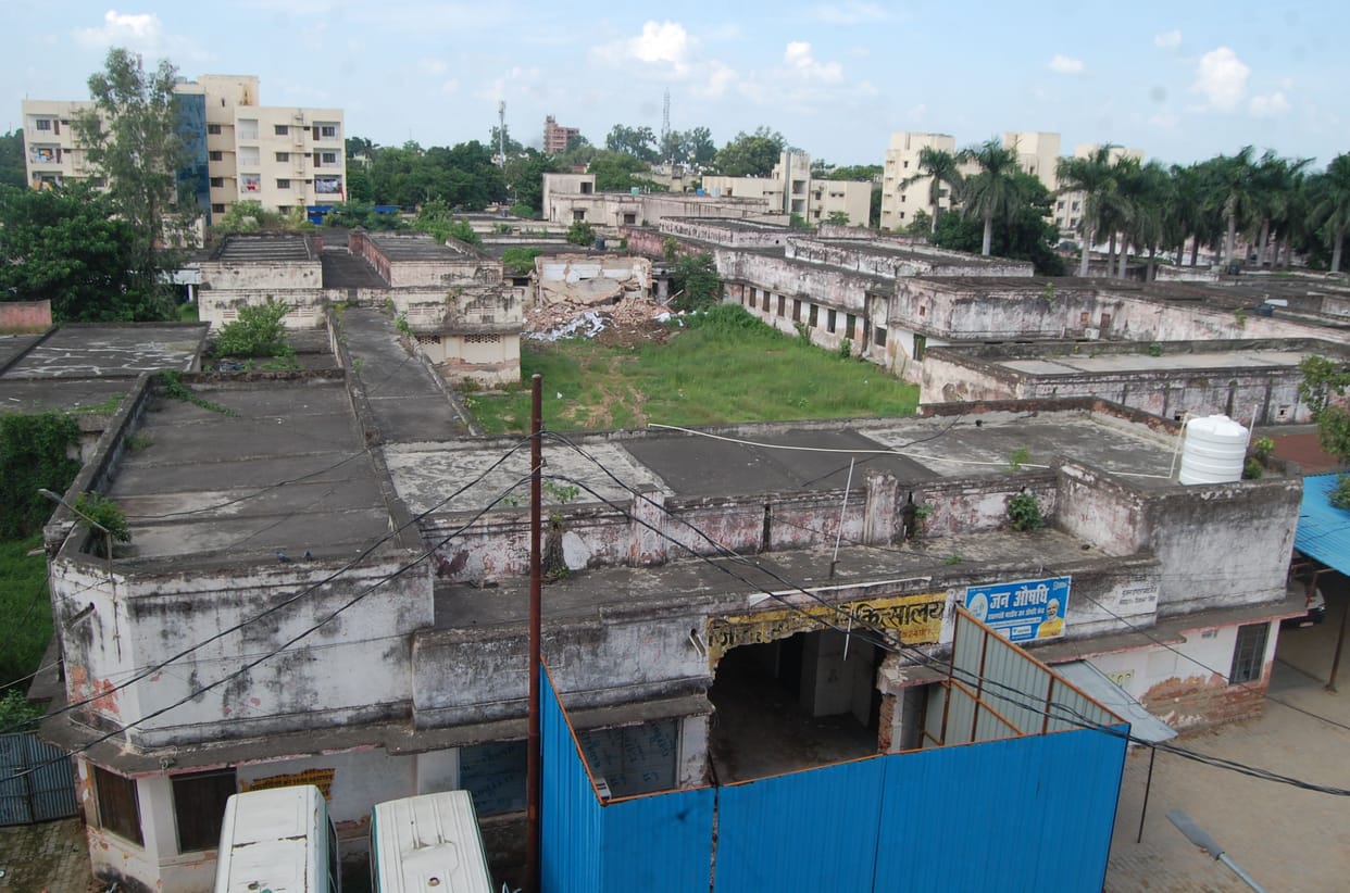 Deoria News: 25 unused buildings of the district hospital will be demolished.