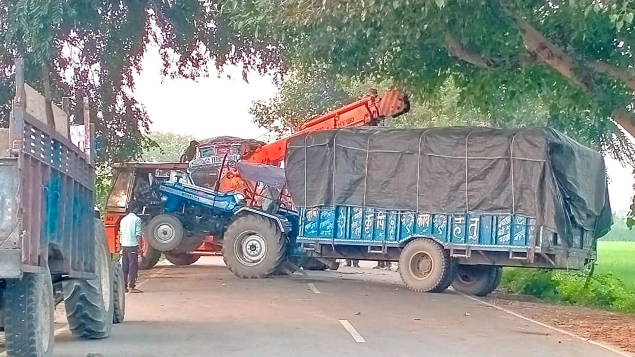 Overloaded tractor-trolley got stuck on the roadside, traffic affected for three hours
