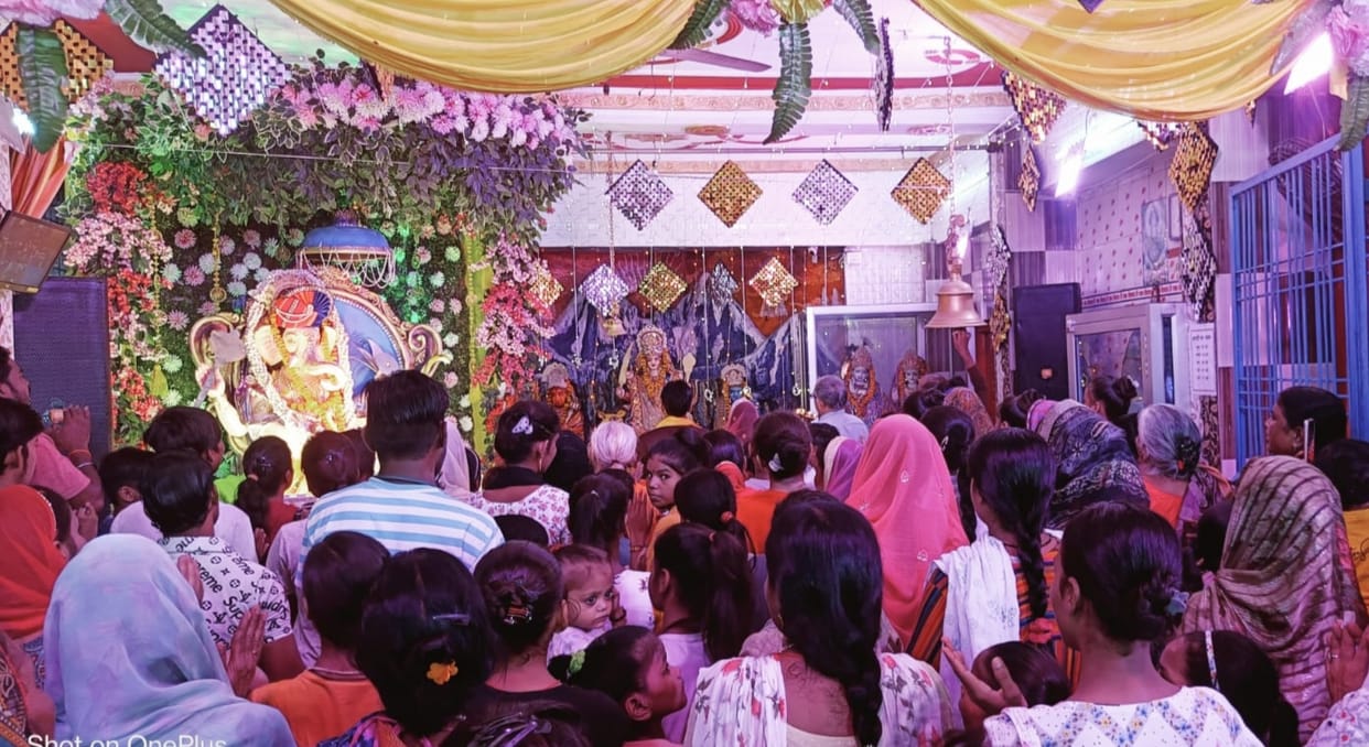 Devotees flock to see Vighnaharta