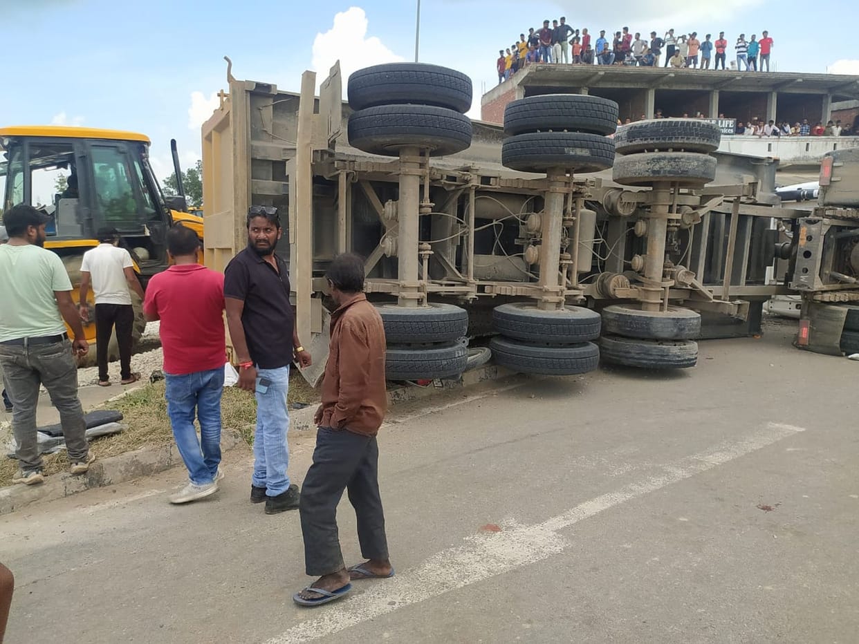 A dumper loaded with ballast overturned, two people including a BJP leader died after being crushed
