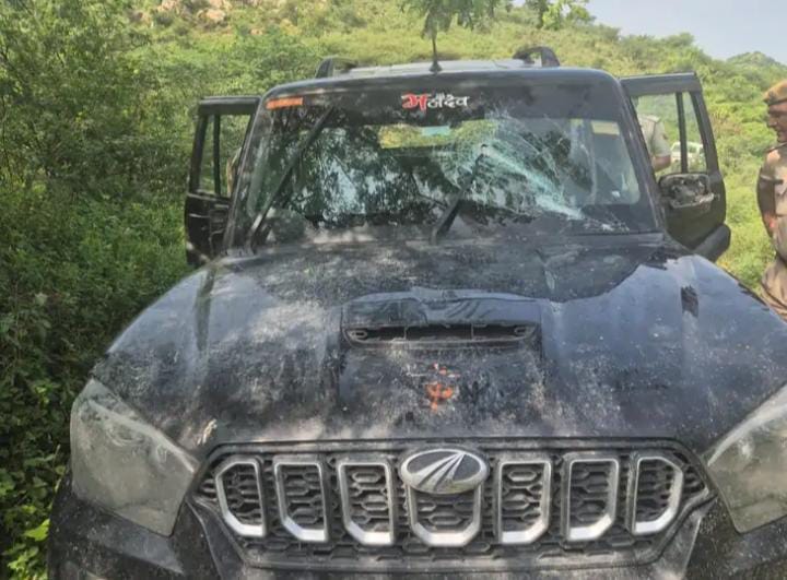 अपहरण करता गाड़ी छोड़कर भागे।