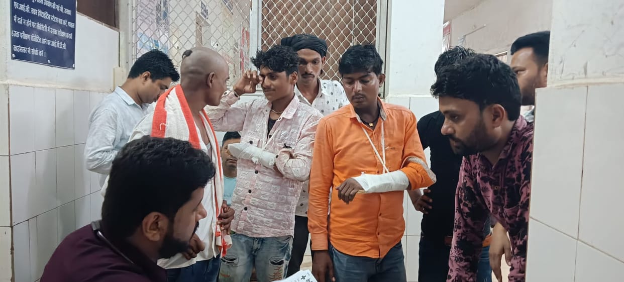 Pickup vehicle of villagers returning after saline immersion in Bhedaghat overturned Damoh