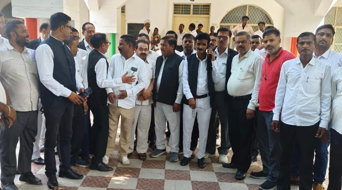 Tehsil Bar Association opened a front against SDM Sadar