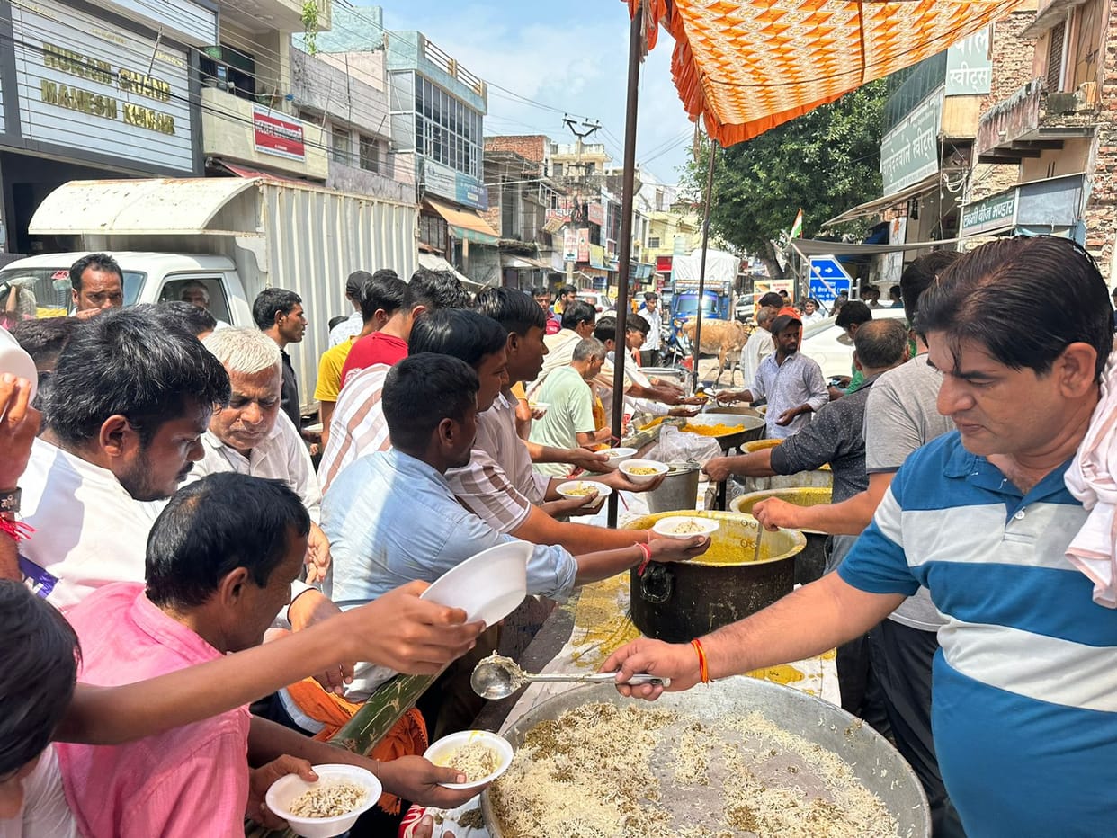 Devotees accepted Prasad in Bhandara