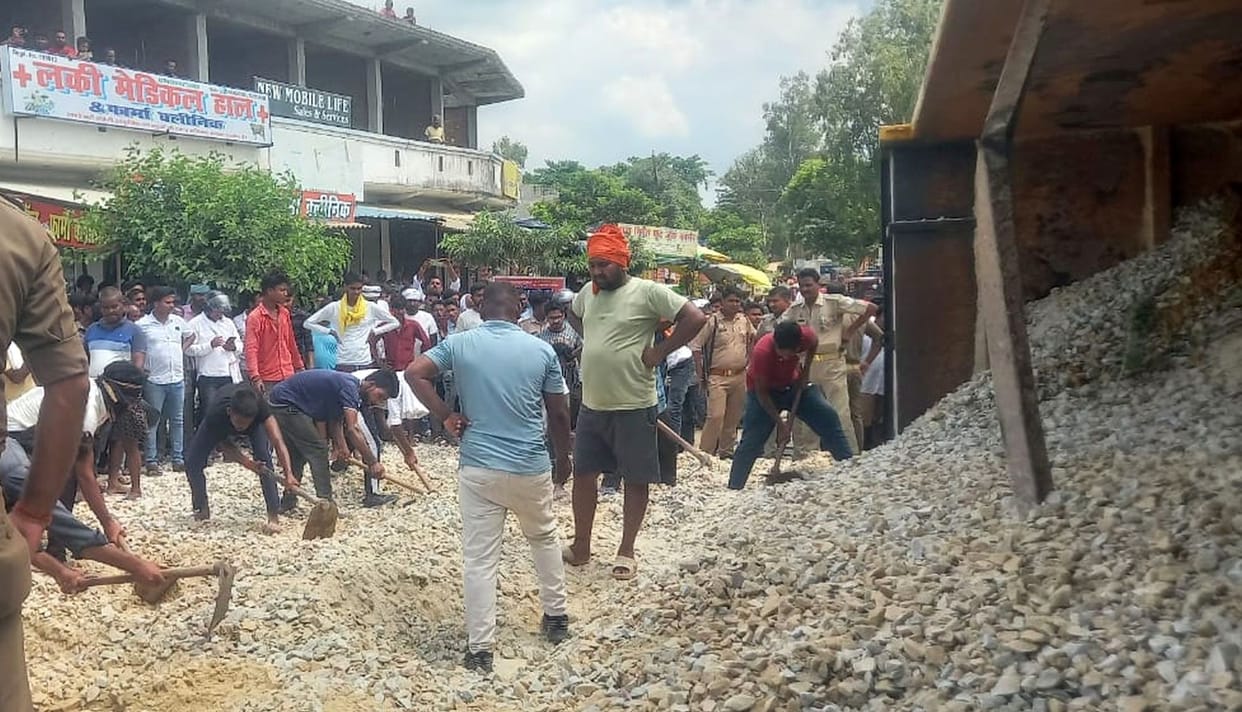 People gathered with shovels to remove the buried people