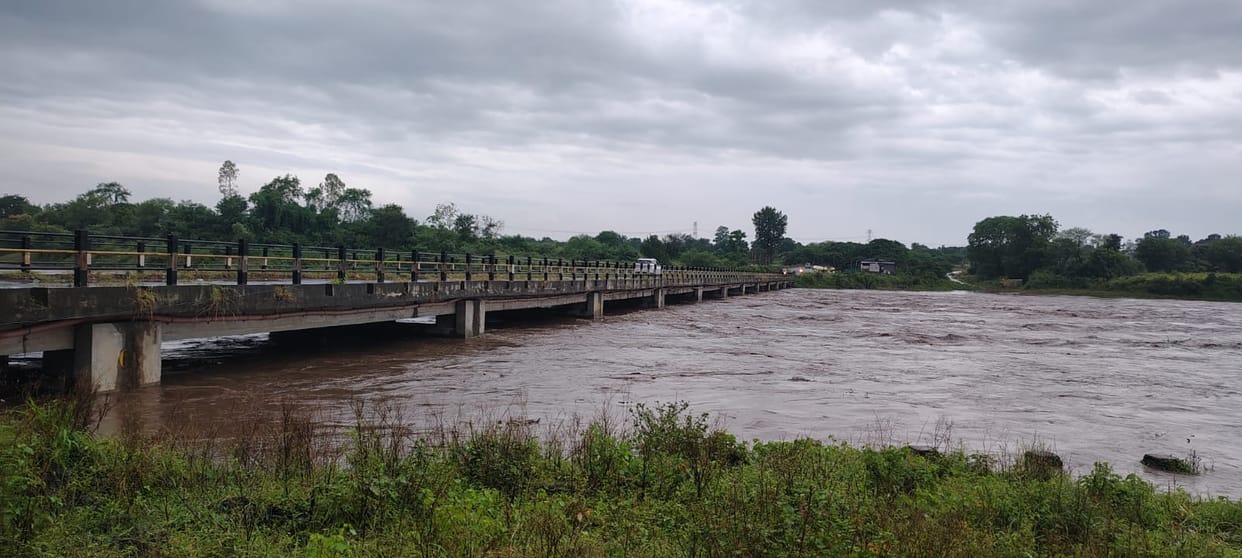 Man jumps into the swollen Kulbehra river He did not believe the warning of the people