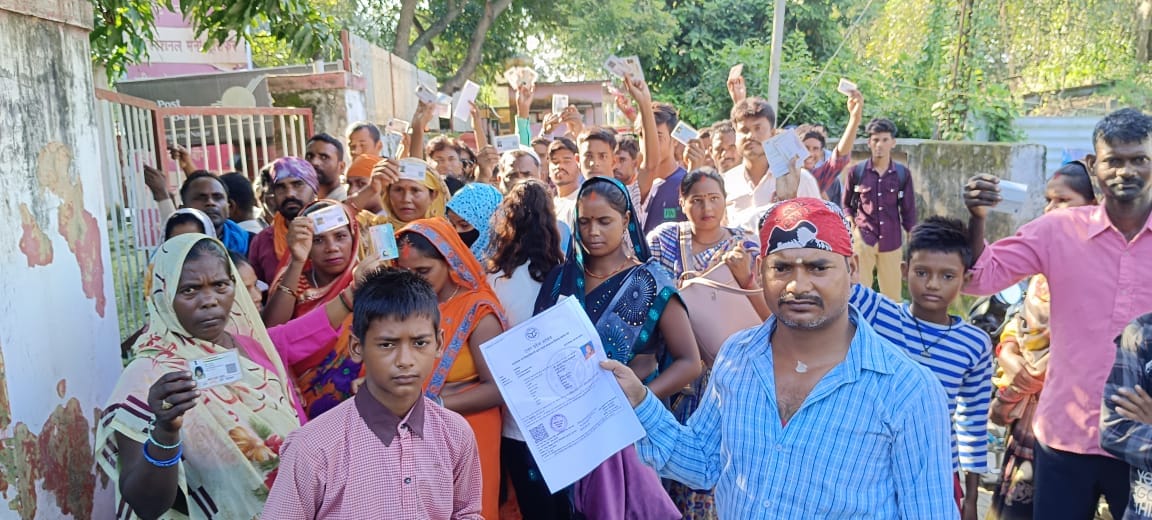 People who came to get their Aadhar cards made created a ruckus