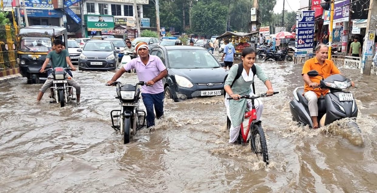 Waterlogging in low lying areas of the city due to more than 20 mm rain in one and a half hour.
