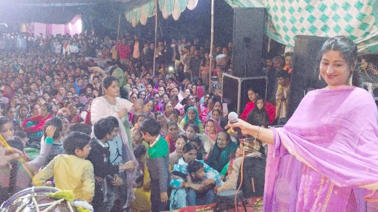 Thousands of devotees took bath in Kunela Ghat of Saho.