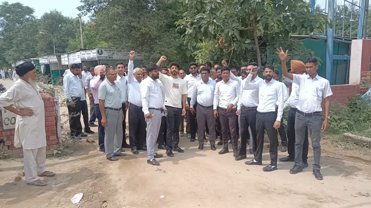 Ratia Bar lawyers expressed anger by suspending work