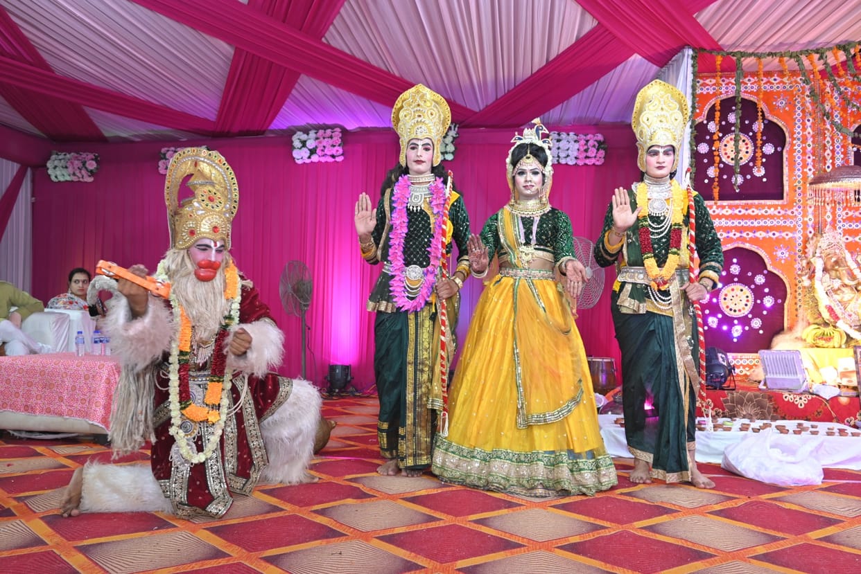 Ram Darbar and Maa Kali's tableau were the center of attraction
