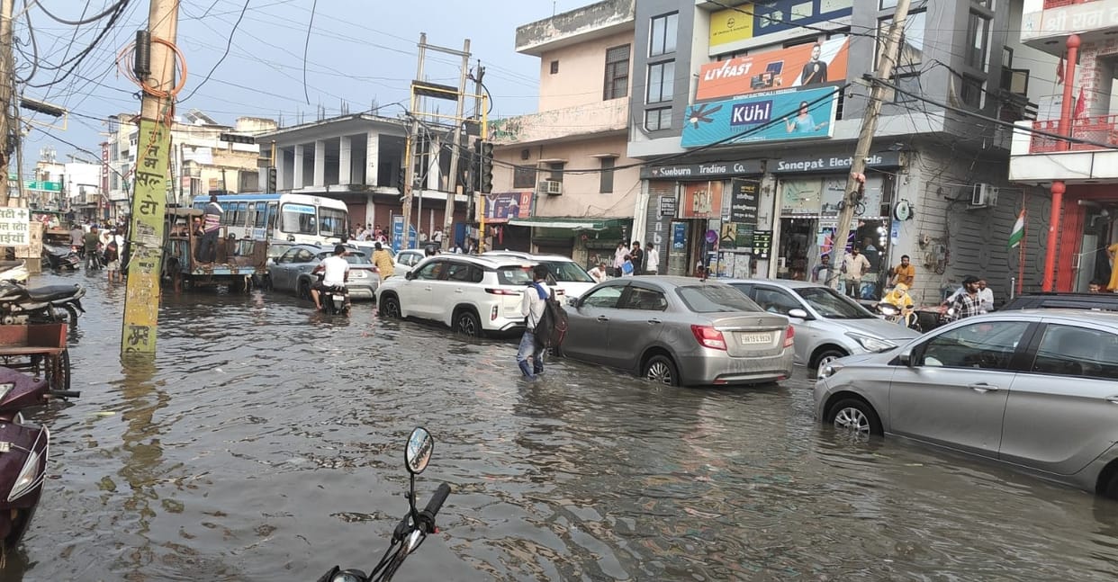 Roads turned into ponds due to 30 mm rain