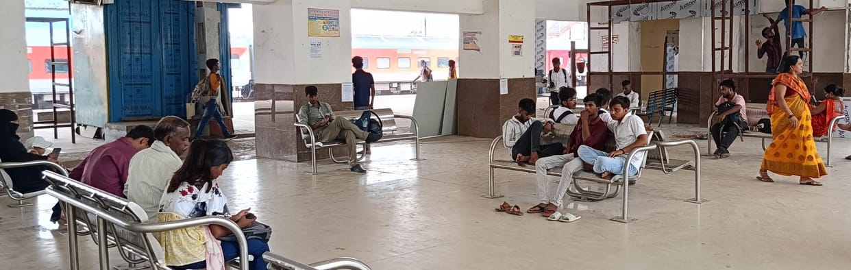 Kashi Vishwanath Express reached Gauriganj three hours late