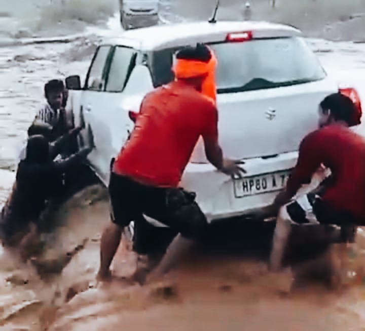 Car again swept into Jejo ravine, four passengers narrowly escaped