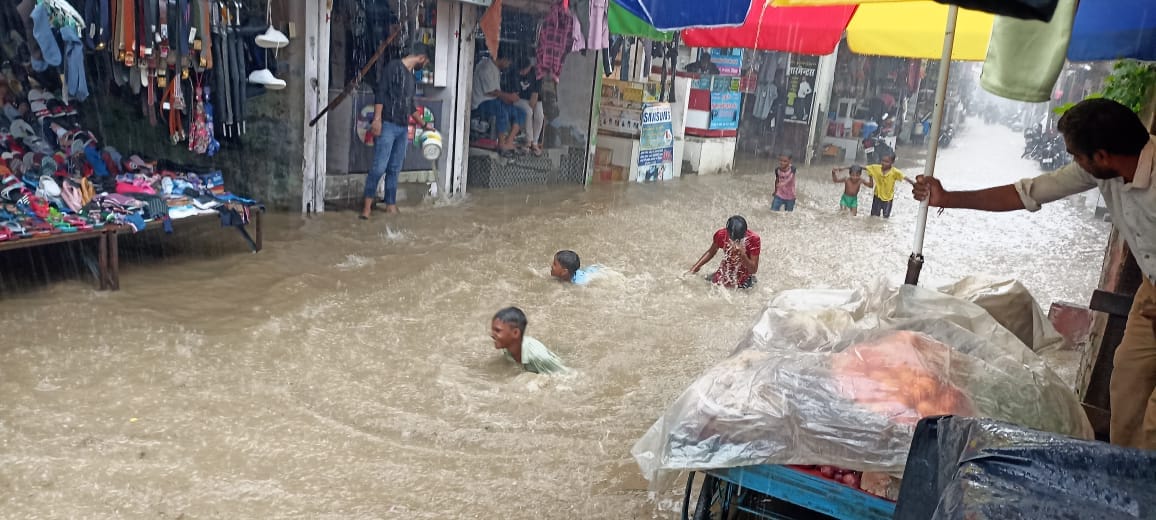 Roads turned into ponds due to hour long rain, people remained worried