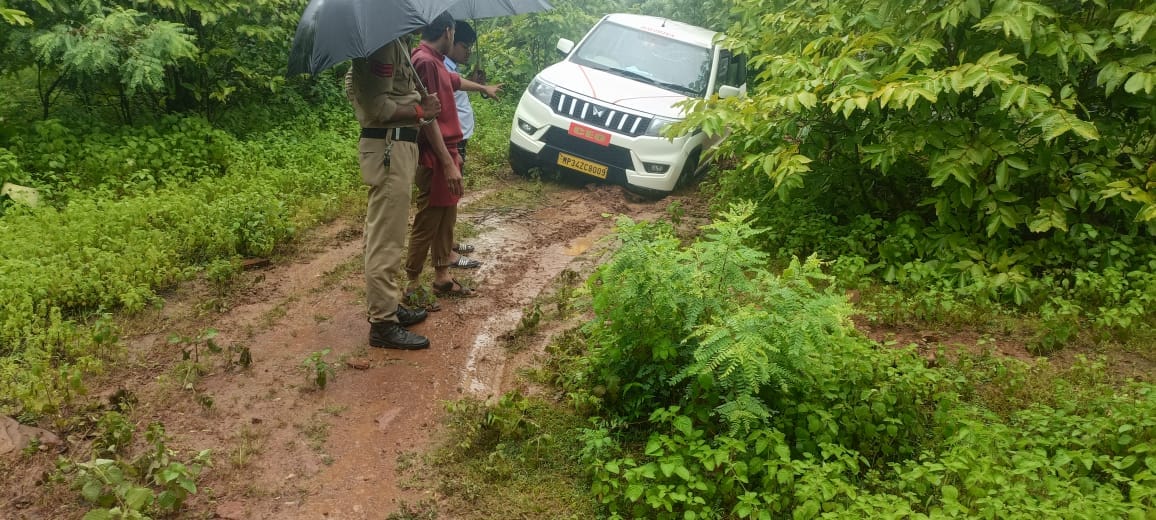 Damoh By-election for the post of Sarpanch in Samdai Panchayat concluded, vehicles of officers stuck in mud