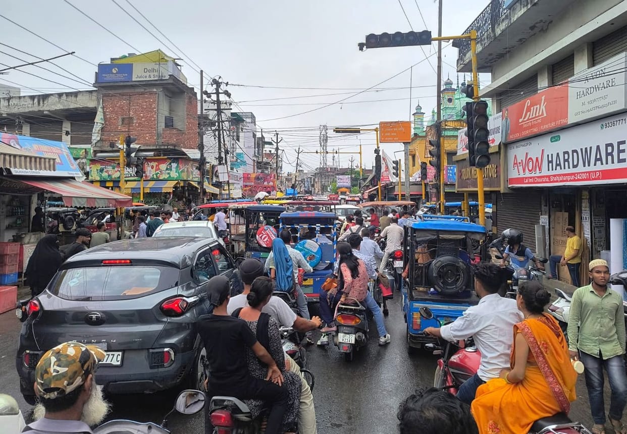 People crossing the road despite red signal...challenge of Rs 10,235
